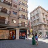 Qui si cominciano a notare i contrasti architettonici comuni a tutto il quartiere Murat, con eleganti edifici di inizio secolo che fanno a pugni con nuovi palazzi costruiti senza criterio negli anni 70 e 80